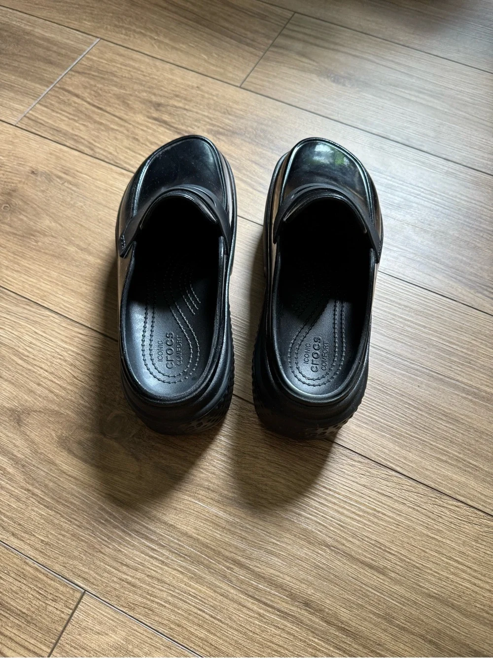 Size 7 Crocs Stomp Loafers in the high shine black